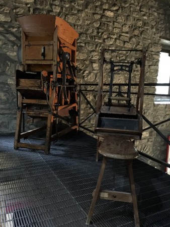 Museo del Lavoro della Valle del Lucido - vecchie macchine per battere le castagne e per cardare la lana